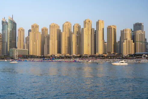 Vereinigte Arabische Emirate, Dubai, Skyline der Küstenwohnungen - TAMF03408
