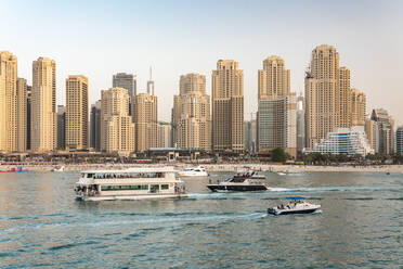 Vereinigte Arabische Emirate, Dubai, Skyline von Wohnungen an der Küste mit Booten im Vordergrund - TAMF03409