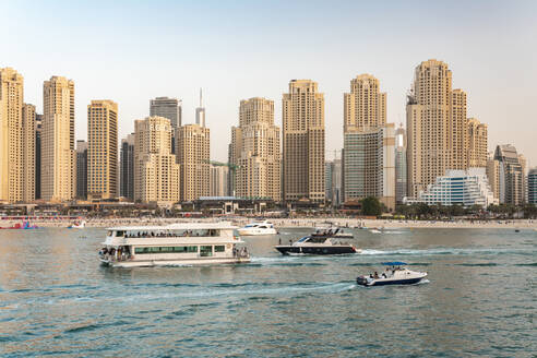 Vereinigte Arabische Emirate, Dubai, Skyline von Wohnungen an der Küste mit Booten im Vordergrund - TAMF03409