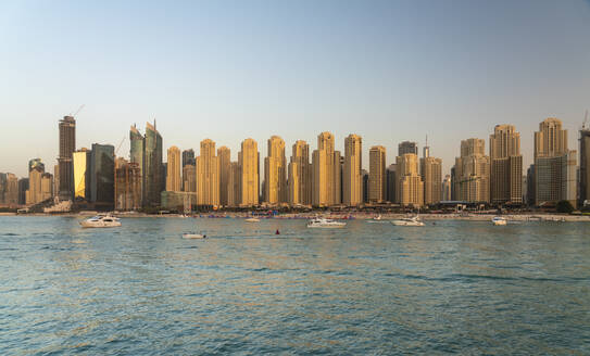 Vereinigte Arabische Emirate, Dubai, Skyline der Küstenwohnungen - TAMF03410