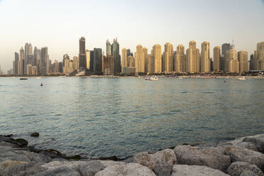 Vereinigte Arabische Emirate, Dubai, Skyline der Küstenwohnungen - TAMF03411