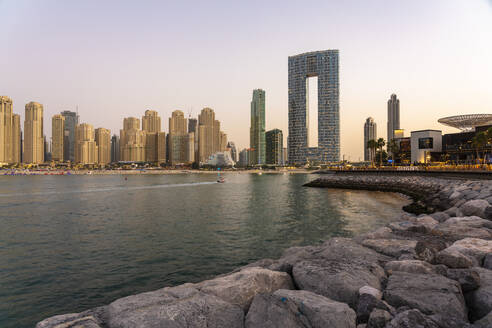 Vereinigte Arabische Emirate, Dubai, Skyline von Küstenwohnungen und Hotels in der Abenddämmerung - TAMF03412