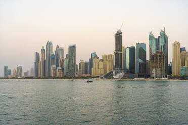 Vereinigte Arabische Emirate, Dubai, Skyline der Küstenwohnungen - TAMF03413