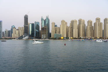 Vereinigte Arabische Emirate, Dubai, Skyline der Küstenwohnungen - TAMF03414