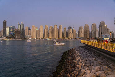 Vereinigte Arabische Emirate, Dubai, Skyline der Küstenwohnungen in der Abenddämmerung - TAMF03415