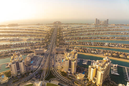 Vereinigte Arabische Emirate, Dubai, Blick von oben auf die Inselgruppe Palm Jumeirah bei Sonnenuntergang - TAMF03421