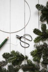 Making of wreath with wire, thread and spruce twigs - EVGF04012