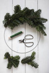 Making of wreath with wire, thread and spruce twigs - EVGF04013