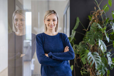 Porträt einer selbstbewussten Geschäftsfrau im Büro - DIGF17933