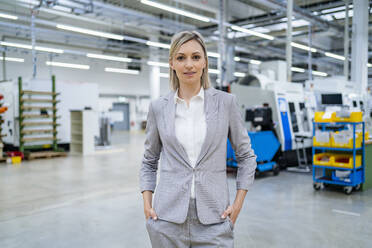 Porträt einer selbstbewussten Geschäftsfrau in einer Fabrik - DIGF18085