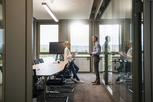 Geschäftsmann und Geschäftsfrau im Gespräch im Büro - DIGF18088