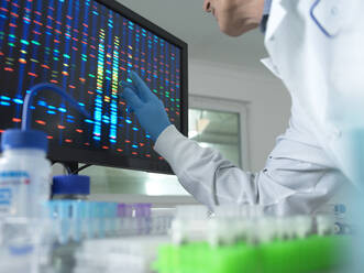 Wissenschaftlerin analysiert DNA auf einem Computerbildschirm im Labor - ABRF00974