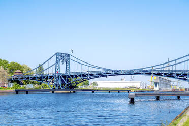 Deutschland, Niedersachsen, Wilhelmshaven, Klarer Himmel über der Kaiser-Wilhelm-Brücke im Frühling - PUF02000