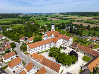 Deutschland, Bayern, Kammeltal, Blick aus dem Hubschrauber auf das Kloster Wettenhausen im Sommer - AMF09512