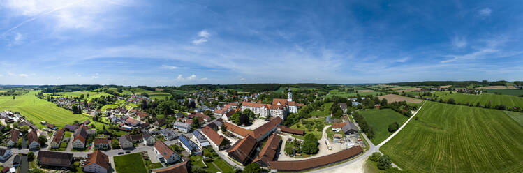 Deutschland, Bayern, Kammeltal, Hubschrauber-Panorama einer ländlichen Stadt im Sommer mit Kloster Wettenhausen im Zentrum - AMF09513