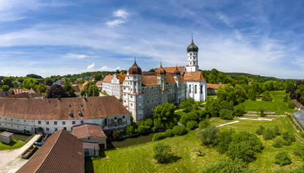 Deutschland, Bayern, Kammeltal, Blick aus dem Hubschrauber auf das Kloster Wettenhausen im Sommer - AMF09514