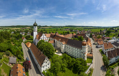 Deutschland, Bayern, Kammeltal, Blick aus dem Hubschrauber auf das Kloster Wettenhausen und die umliegenden Häuser im Sommer - AMF09516