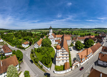 Deutschland, Bayern, Kammeltal, Blick aus dem Hubschrauber auf das Kloster Wettenhausen und die umliegenden Häuser im Sommer - AMF09517