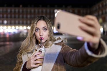 Junge Frau nimmt Selfie auf Smartphone in der Stadt - WPEF05977