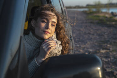 Young woman looking out through car window - VPIF06371