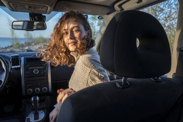 Young woman sitting in car - VPIF06376