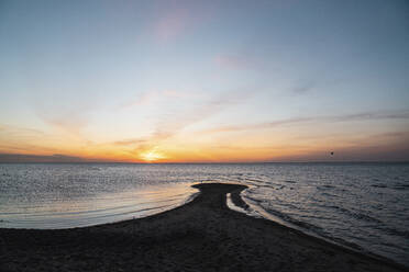 Panoramaaussicht auf den Strand bei Sonnenuntergang - VPIF06415