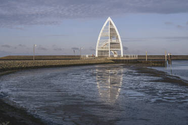 Deutschland, Niedersachsen, Juist, Pier mit Aussichtsturm im Hintergrund - KEBF02313