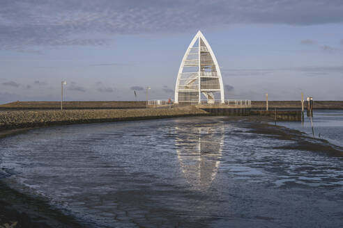 Deutschland, Niedersachsen, Juist, Pier mit Aussichtsturm im Hintergrund - KEBF02313