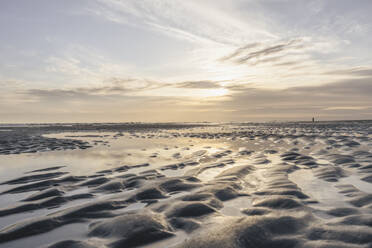 Nasser leerer Strand bei Sonnenaufgang - KEBF02338