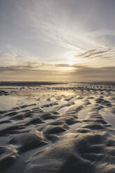 Nasser leerer Strand bei Sonnenaufgang - KEBF02339