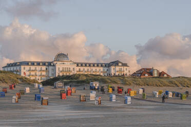 Deutschland, Niedersachsen, Juist, Strandkörbe mit Kapuze vor dem Strandhotel Kurhaus - KEBF02361