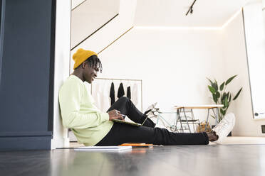 Young businessman working on laptop at home - VPIF06490