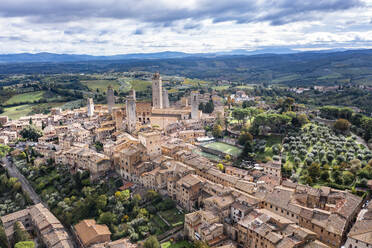 Italien, Toskana, San Gimignano, Blick aus dem Hubschrauber auf die historische Stadt im Sommer - AMF09519