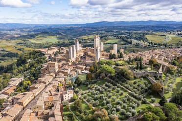 Italien, Toskana, San Gimignano, Blick aus dem Hubschrauber auf die historische Stadt im Sommer - AMF09520