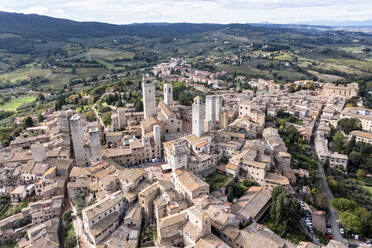 Italien, Toskana, San Gimignano, Blick aus dem Hubschrauber auf die historische Stadt im Sommer - AMF09522