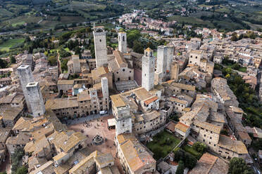 Italien, Toskana, San Gimignano, Blick aus dem Hubschrauber auf die historische Stadt im Sommer - AMF09523