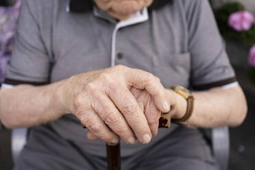 Die Hände eines älteren Mannes halten einen Gehstock - SVKF00286
