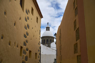 Spanien, Provinz Las Palmas, Aguimes, Kirche San Sebastian zwischen alten Stadthäusern - BSCF00651