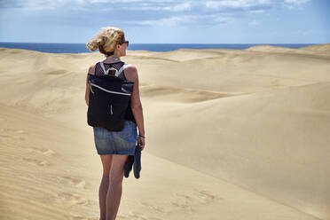 Spanien, Provinz Las Palmas, Touristin beim Besuch der Dünen von Maspalomas - BSCF00655