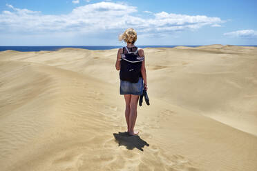 Spanien, Provinz Las Palmas, Touristin beim Besuch der Dünen von Maspalomas - BSCF00656