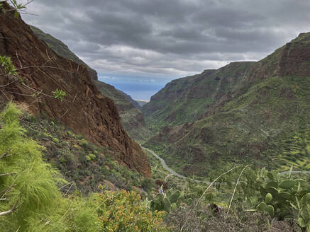 Spanien, Provinz Las Palmas, Bewölkter Himmel über der Schlucht von Guayadeque im Sommer - BSCF00658