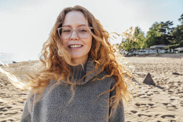 Lächelnde junge Frau am Strand - VPIF06564