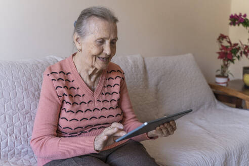 Ältere Frau benutzt Tablet-PC zu Hause - OSF00067