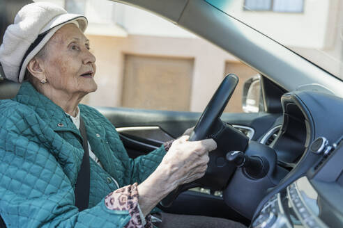 Ältere Frau fährt Auto auf der Straße - OSF00070