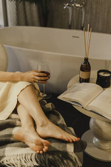 Frau hält Weinglas an der Badewanne im Badezimmer - SEAF01005