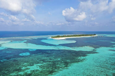 Malediven, Lhaviyani Atoll, Blick aus dem Hubschrauber auf den Indischen Ozean und die Insel Kanuhura im Sommer - AMF09528