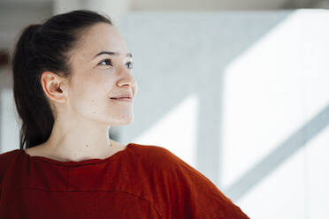 Thoughtful smiling young woman looking away - JOSEF10576