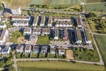 Energiesparendes Wohnviertel in der Stadt Ludwigsburg an einem sonnigen Tag - WDF06959