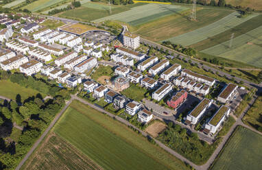 Ludwigsburger Wohngebäude mit Photovoltaikanlage an einem sonnigen Tag - WDF06960