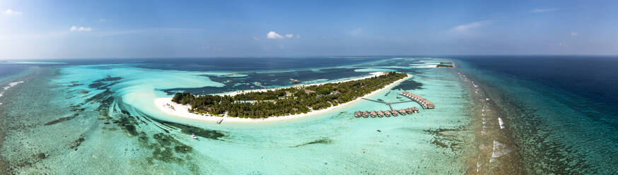 Malediven, Lhaviyani-Atoll, Hubschrauber-Panorama der Insel Kanuhura im Sommer - AMF09536